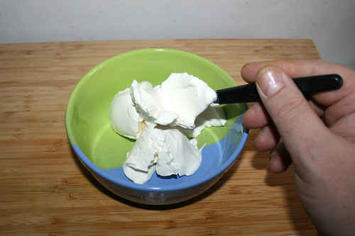 14 - Schmand in Schüssel geben / Put sour cream in bowl