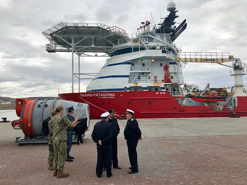 Argentine rescue commanders discuss operations with officer of Undersea Rescue Command.