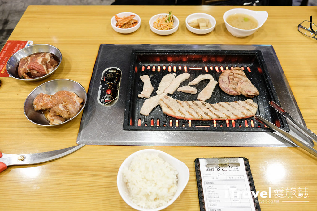 《首尔平价美食》Hongbar明豚家：无烟铁板韩式烤肉吃到饱