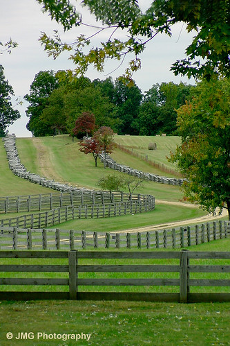 places outdoors naturallight countryroad winding fence woodenfence dirtroad country appomattox virginia appomattoxcourthouse nationalmilitarypark civilwar