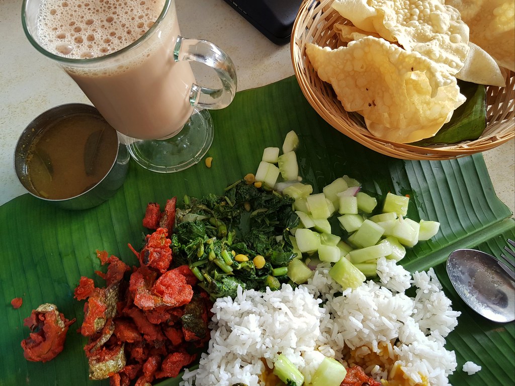 印度素香蕉葉飯 Vegetarian Banana Leaf Rice $8 & 牛奶奶茶 Susu Lembu Teh Tarik $3.40 @ Restoran Sri Nirvana Maju USJ 9