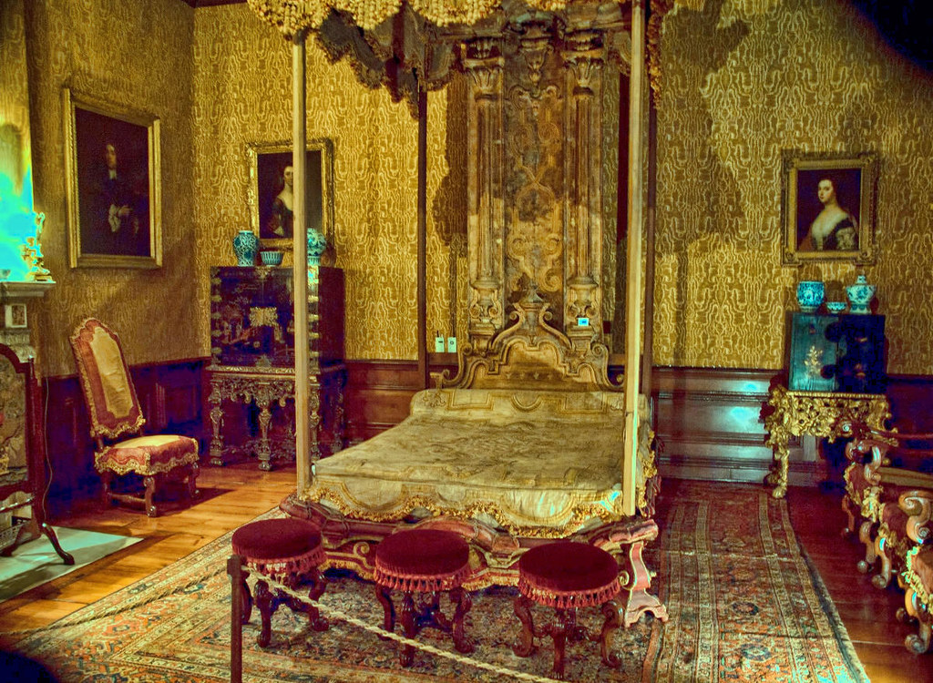 Bedroom at Dyrham Park Mansion, Gloucestershire. Credit Anguskirk, flickr