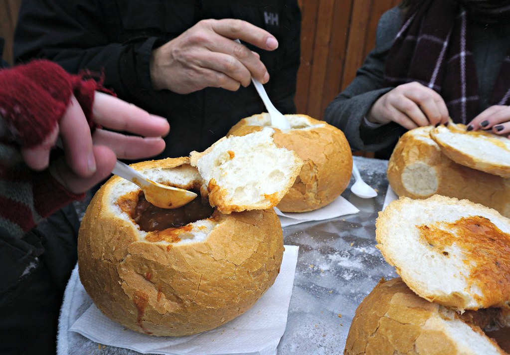 Gulassia leivästä Wienin joulumarkkinoilla