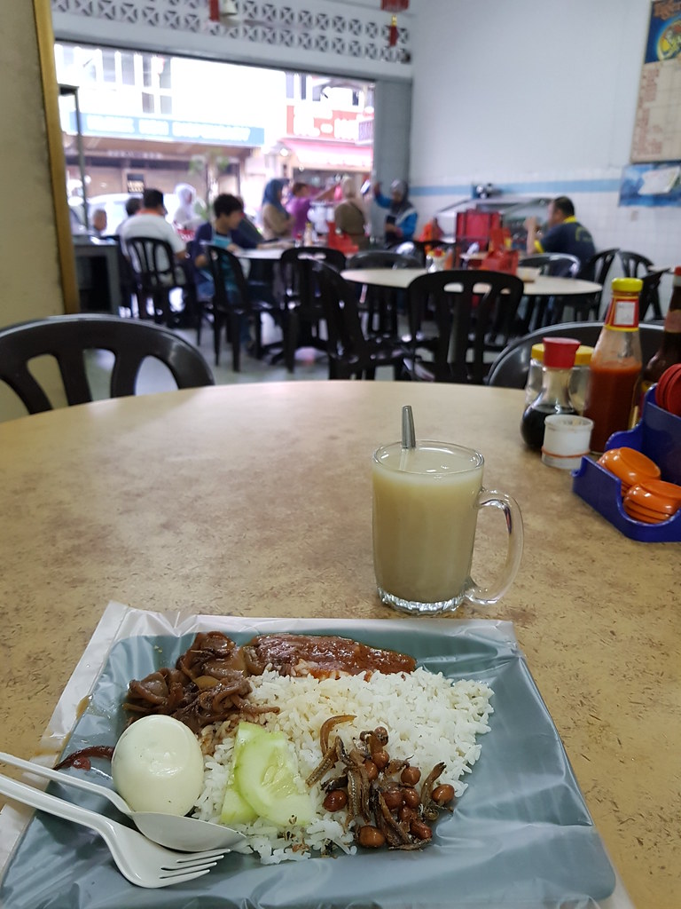 馬來椰漿飯(蘇東和蛋) Nasi Lemak $4.20 & 薏米水 Barley $2 @ Restoran Yuen Heong 源香飯店 Section 16 Shah Alam