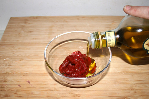 86 - Schuss Olivenöl zu Tomatenmark geben / Add olive oil