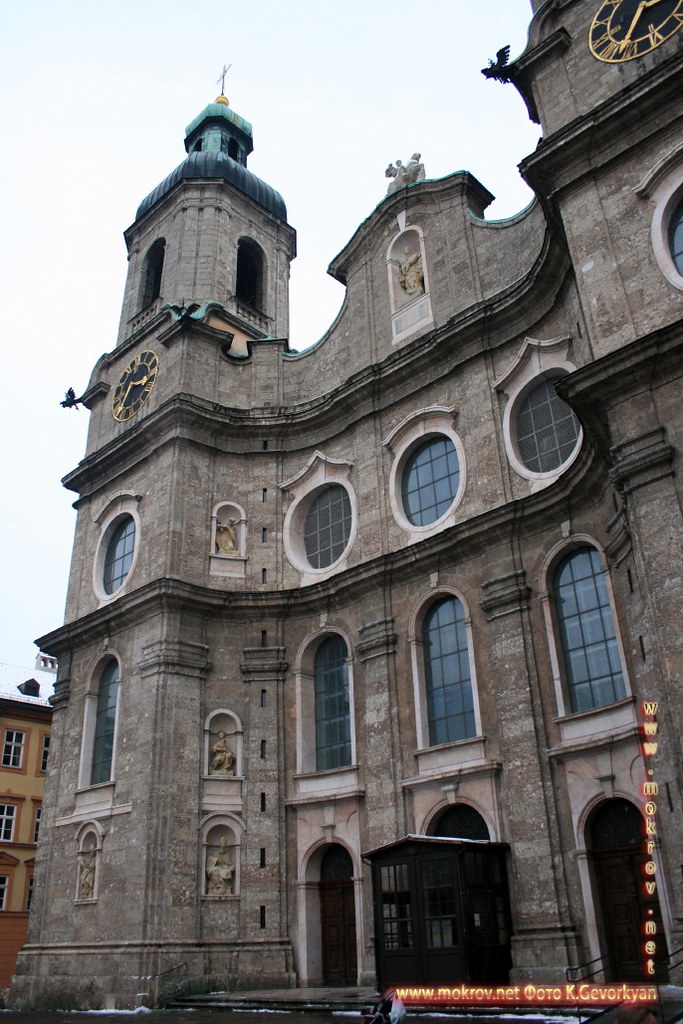 Инсбрук — город в Австрии прогулки туристов с фотокамерой