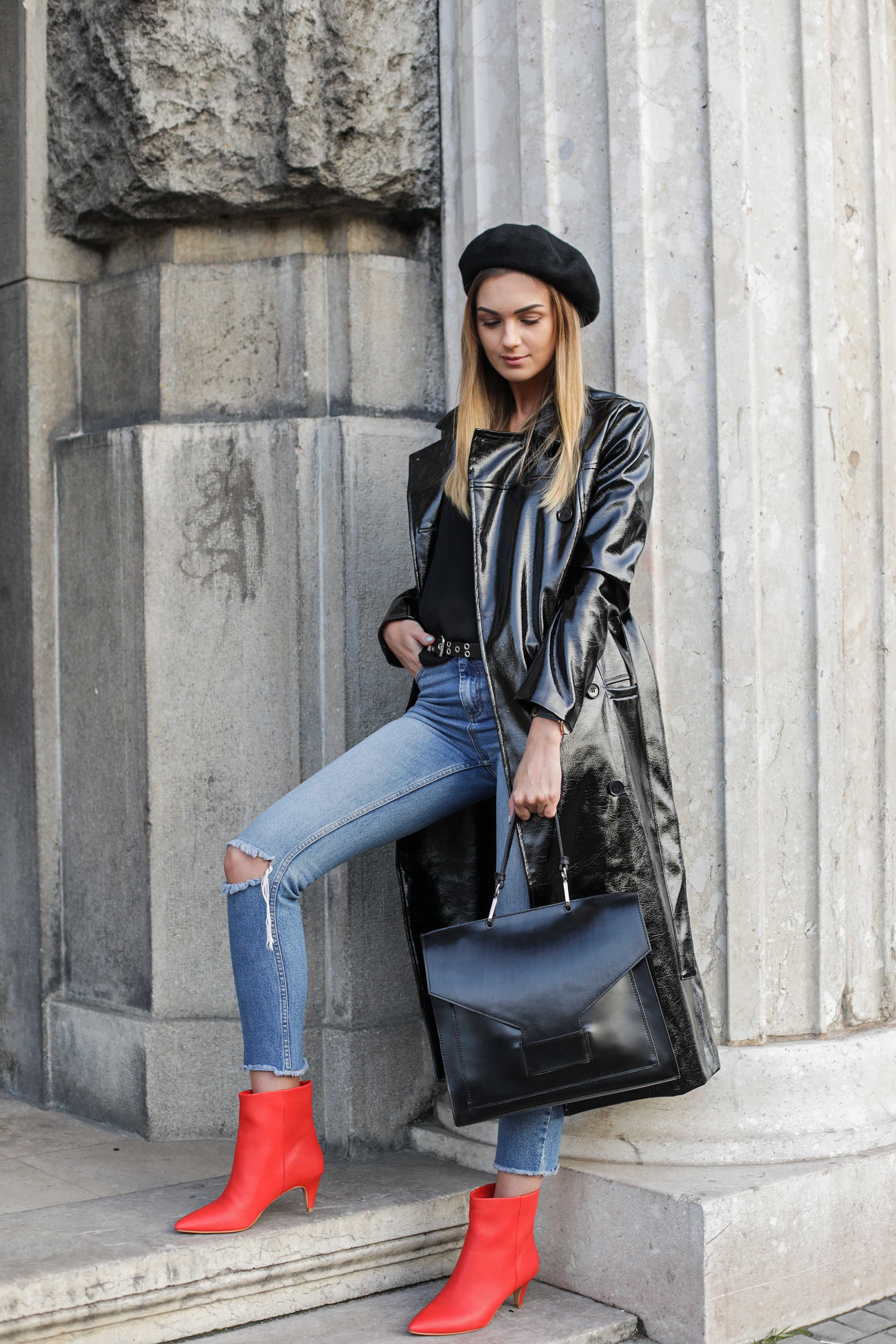 how-to-wear-vlack-beret-vinyl-coat-outfit