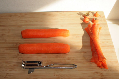 22 - Möhren schälen / Peel carrots