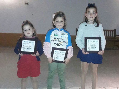 Ciclistas de la escuela Gómez del Moral premiadas en Cádiz