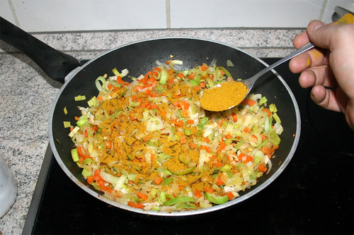 08 - Mit Curry bestreuen / Dredge with curry