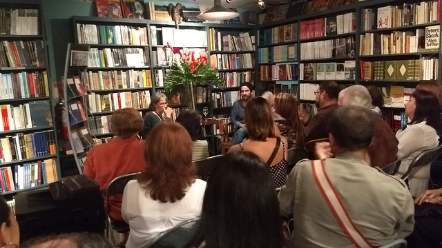 Escritor franco-venezuelano, Miguel Bonnefoy, realiza uma série de encontros com leitores de Caracas - Créditos: Fania Rodrigues