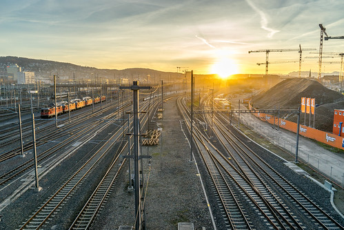 bahnhof eisenbahn europa kontinent morgen morning schweiz sonne suisse switzerland transport zeit zürichhardbrücke chemindefer railroad railway