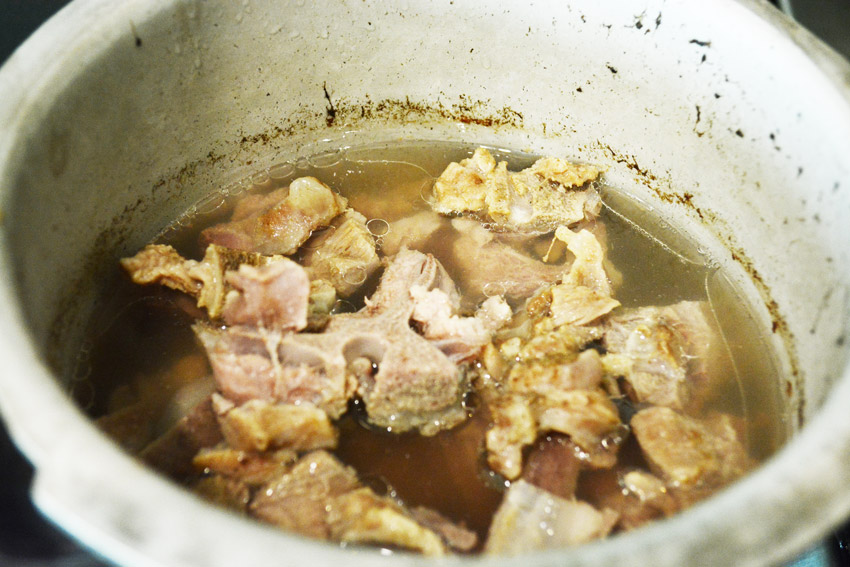 Cooking mutton / goat in pressure cooker for Indian goat curry recipe - Step5