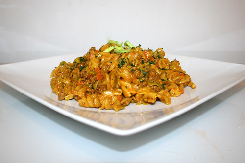 17 - Curry cream pasta with mincemeat - Side view / Curryrahmnudeln mit Hackfleisch - Seitenansicht