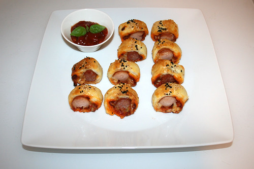 26 - Sausages in puff paste - Served / Würstchen im Schlafrock - Serviert