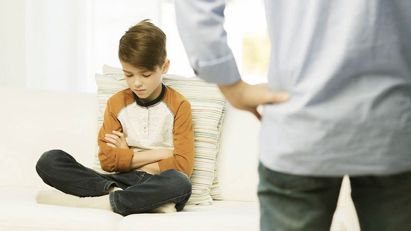Ajarkan anak Anda untuk berpikir sebelum bertindak dan mengendalikan emosinya.