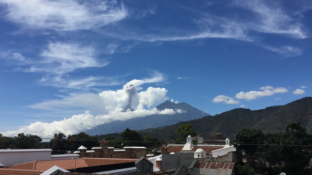 Vulcano visibile dal centro di Antigua che, ogni giorno, emette fumo