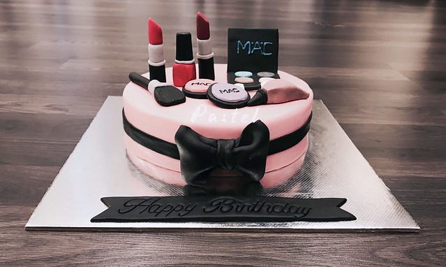 Mac Make-Up Fondant Cake by Pastel