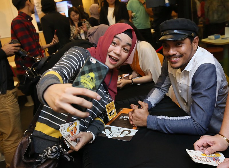 Photo 15 - Mocha Kau Bahagia Casts Autograph Signing With Fans