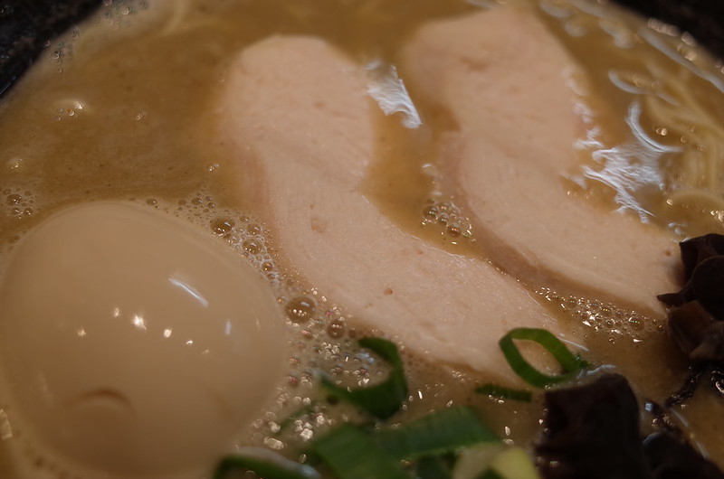 池袋壽鶏魚そばの鶏チャーシュー、味玉