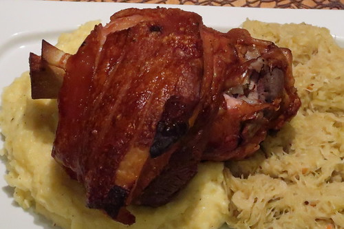 Knusprig gebratene Schweinshaxe auf Sauerkraut und Kartoffelstampf