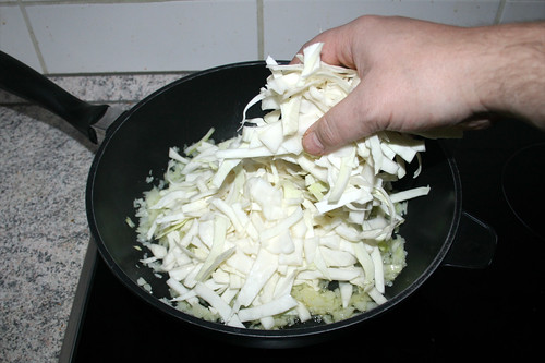 53 - Weißkohl in Pfanne geben / Put white cabbage in pan