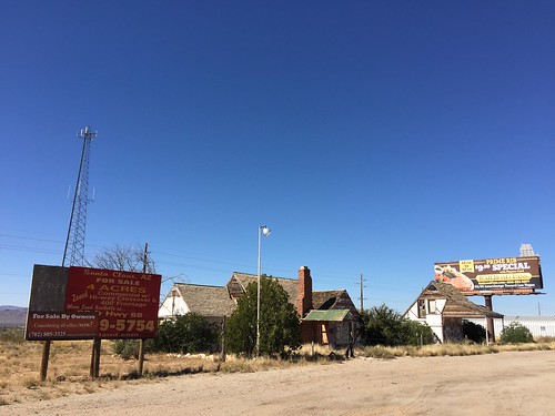 arizona christmas santa claus santaclaus roadtrip roadsideattraction roadside abandoned building sign