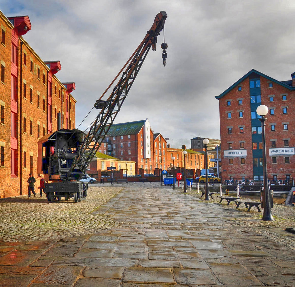 A steam crane on the railway tracks by the North Warehouse in Gloucester Docks. Credit Nilfanion