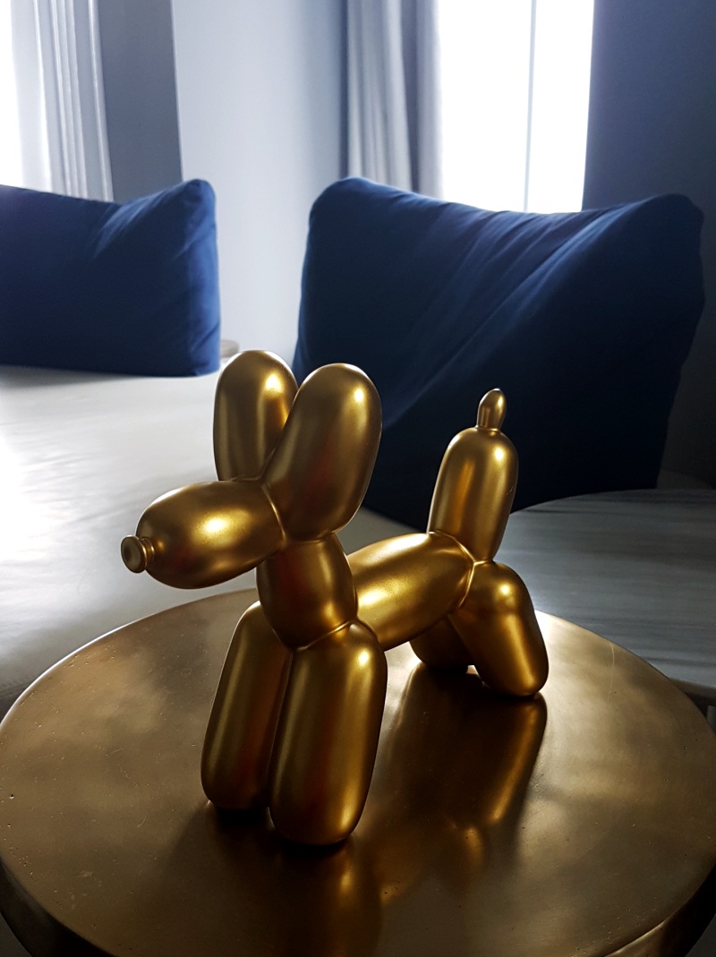 gold balloon dog