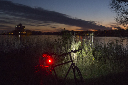 light red twilight sunset river weed bike bicycle vélo bici végétation eau rivière rivièredesprairies