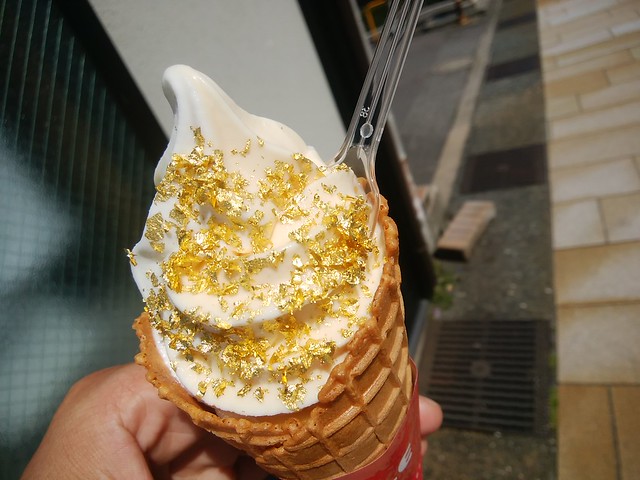 ishikawa-kanazawa-ukeian-higashiyamaten-soft-serve-with-gold-flakes-01