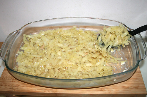 76 - Schicht Weißkohl in Auflaufform füllen / Fill in layer of cabbage