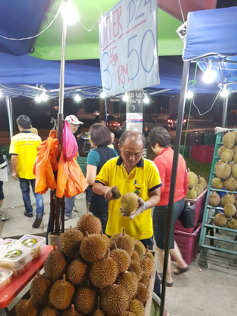 @ Say Heng Durian at Gerai Durian USJ 14