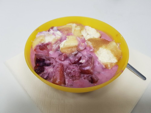Joghurtcreme mit Pfirsichen und Beeren (anlässlich des Geburtstags einer Kollegin)