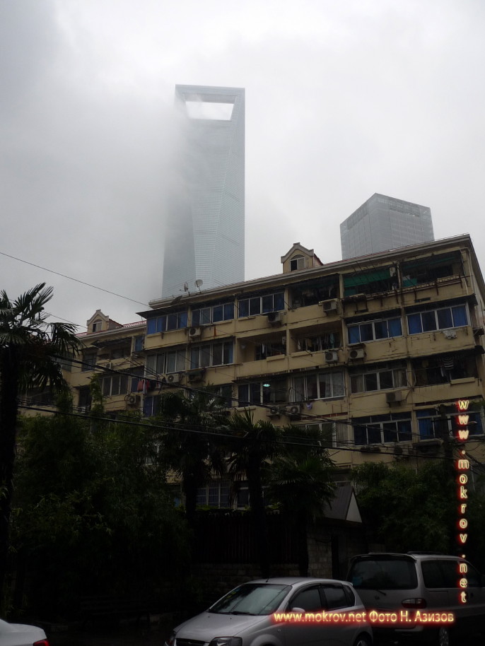 Город Шанхай с фотоаппаратом прогулки туристов