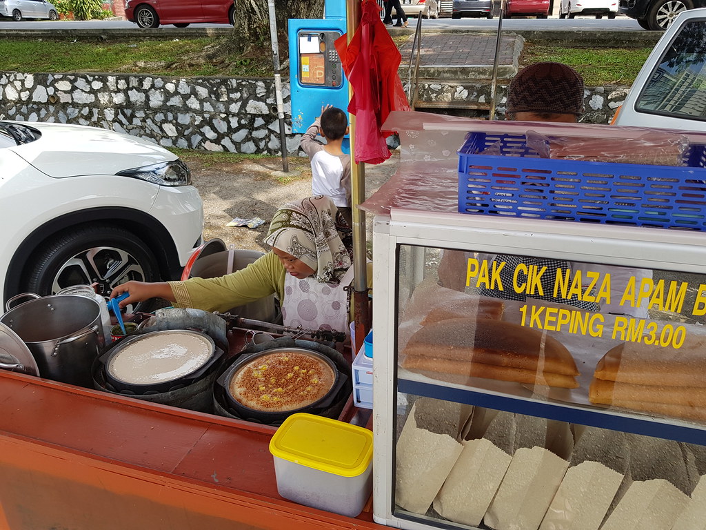 慢煎糕 Apam Balik $3 @ Pak Cik Naza Apam Balik (in front of Restoran Kwai Sun) at SS 15