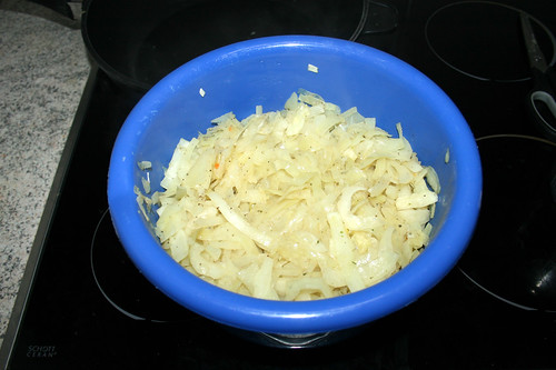61 - Kohl aus Pfanne entnehmen / Remove cabbage from pan