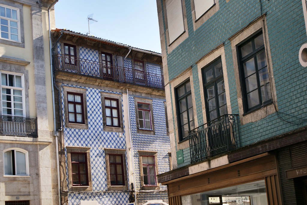 Petite battle de couleurs entre deux immeubles de Cedofeita à Porto.