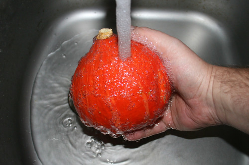 08 - Kürbis waschen / Wash pumpkin