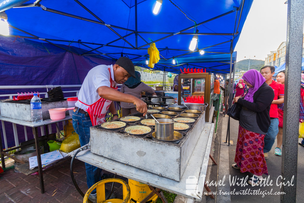 Man is preparing to serve the pancake at Pasar Malam, Cameron Highlands