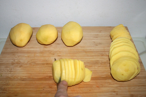 18 - Kartoffeln in Scheiben schneiden / Cut potatoes in slices