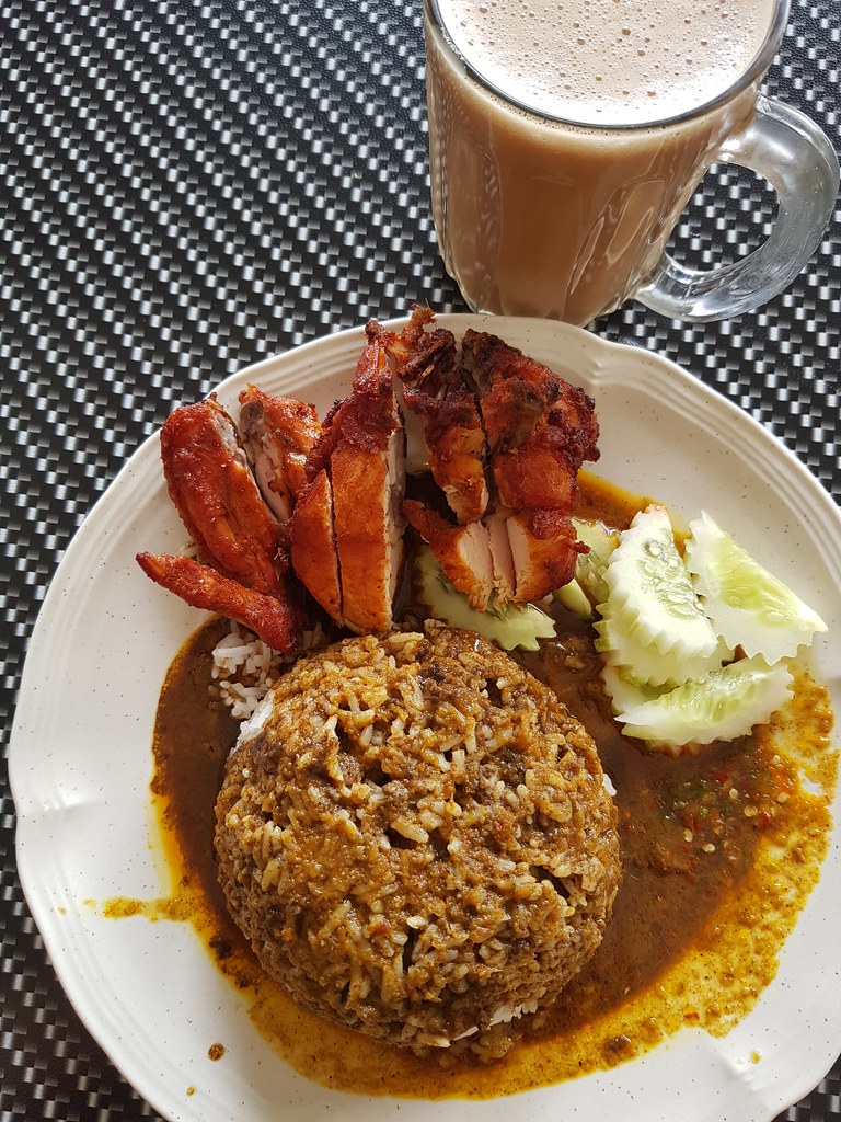Nasi Kukus Ayam Goreng $8 @ Restoran Hatinie Shah Alam