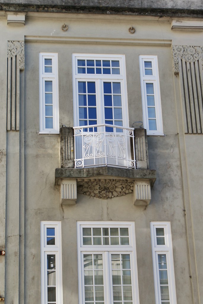 Magnifique façade à Porto entre rigueur géométrique de l'art déco et les motifs floraux art deco.