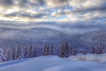 Kam o víkendu na běžky: sněhu už je na českých horách dostatek