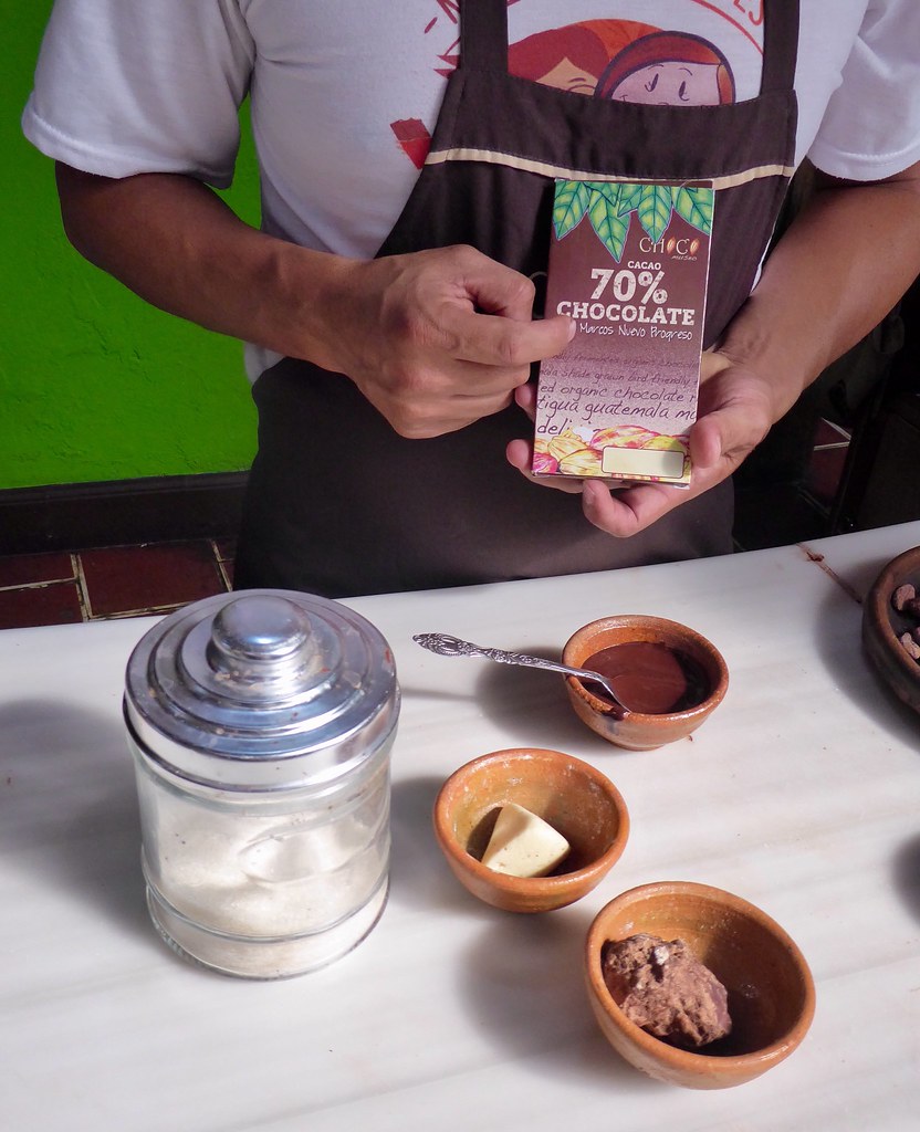 Workshop sul cacao, Antigua Guatemala. Una barra di cioccolato e i pochi ingredienti che servono a crearla artigianalmente: pasta di cacao, burro di cacao e zucchero