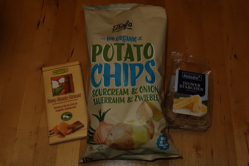 Vollmilchschokolade mit Honig-Mandel-Krokant (von Rapunzel), Bio Organic Potato Chips (von Trafo) und Ingwerstäbchen (von bioladen)
