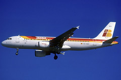 Iberia A320-214 EC-HUJ BCN 18/09/2004