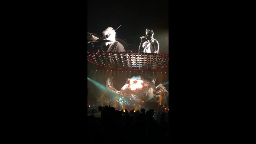 Queen & Adam Lambert in Helsinki 11/19/2017 - Video clip of We Are the Champions
