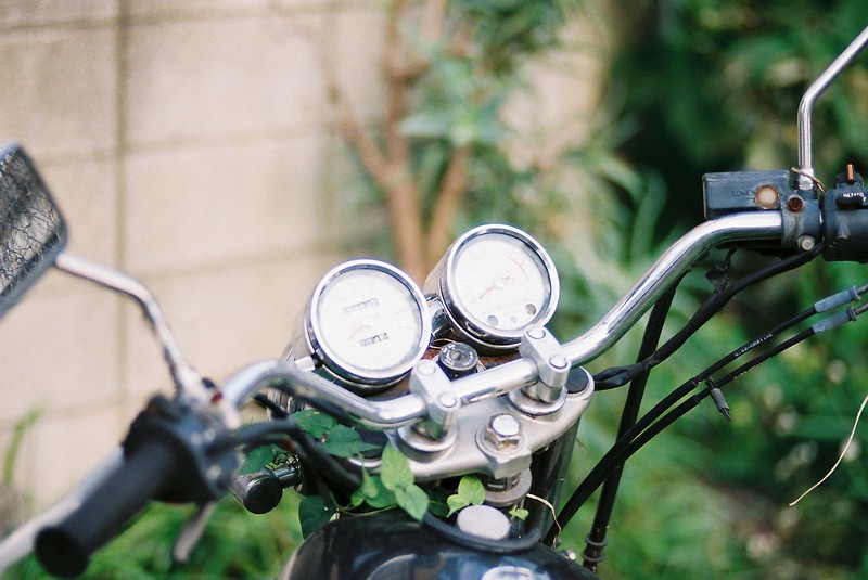 上池袋線路沿い路地のバイク。Leica M4 Voigtlander75mm f1.8