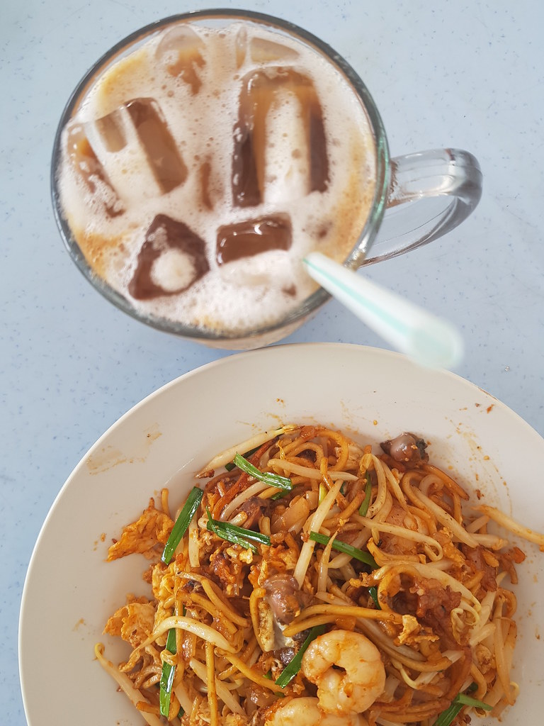 槟城炒粿條加鸭蛋 $7 & 白咖啡冰 White Coffe Ice $2.20 @ 成记白咖啡茶室 Restaurant Sen Kee White Coffee Taman Sri Muda Shah Alam